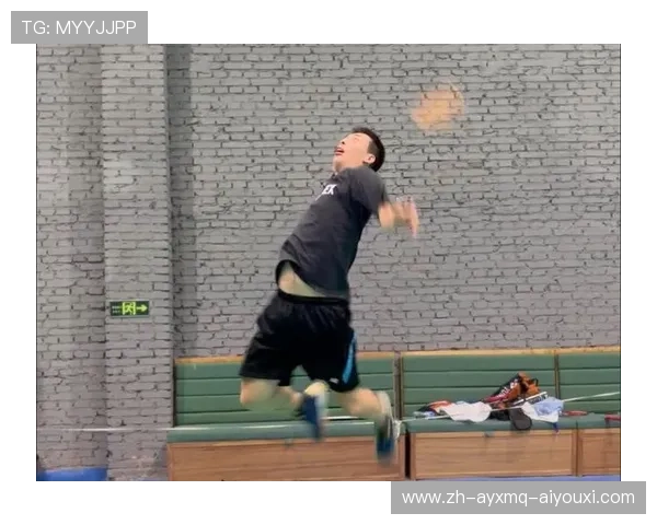 羽毛球跳起杀球